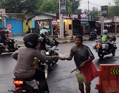 Foto screenshoot dari laman perwirasatu.co.id saat para Polwan Polres Subang ini membagikan takjil dengan motor patrolinya sekaligus memantau situasi menjelang buka puasa