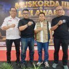 Ketua PWI Kabupaten Sukabumi Nuruddin Zain Syamsi (kedua dari kanan) bersama Ketua IJTI Korda Sukabumi Raya Budi Setiawan foto bersama di sela-sela kegiatan Muskorda di Samudera Beach Hotel, Palabuhanratu, Sukabumi pada Sabtu (26/9/2026).