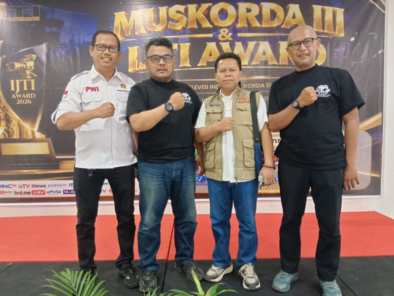 Ketua PWI Kabupaten Sukabumi Nuruddin Zain Syamsi (kedua dari kanan) bersama Ketua IJTI Korda Sukabumi Raya Budi Setiawan foto bersama di sela-sela kegiatan Muskorda di Samudera Beach Hotel, Palabuhanratu, Sukabumi pada Sabtu (26/9/2026).